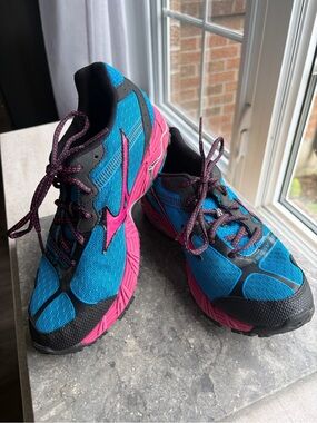 Mizuno Wave Ascend 8 Trail Running Walking Shoes Size 8 - Like New